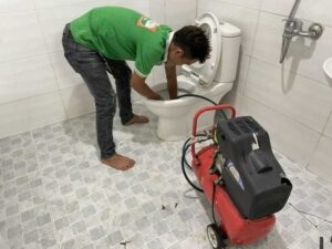 Thông tắc bồn cầu